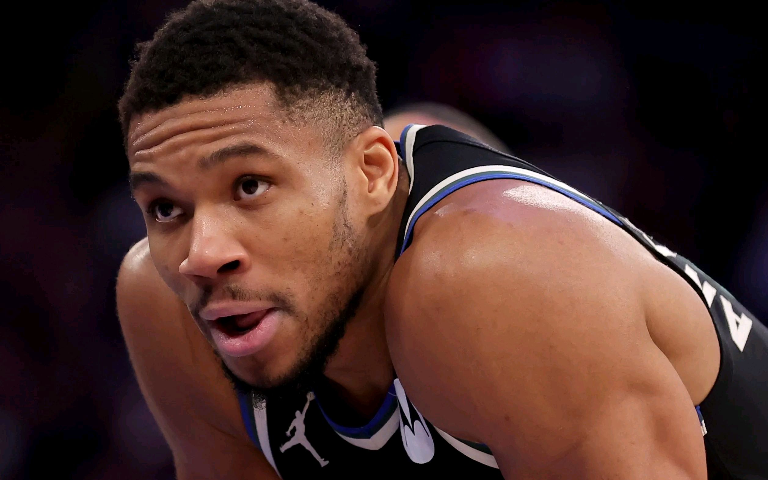 真人娱乐-密尔沃基雄鹿发布备战花絮；窗口期门线救险；西甲任务艰巨；更衣室氛围转暖(密尔沃基食人魔达莫图片)